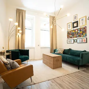 2-room On The First Floor With Designer Renovation. Exit To The Courtyard. 15 Minutes To Schloss Schoenbrunn Wien